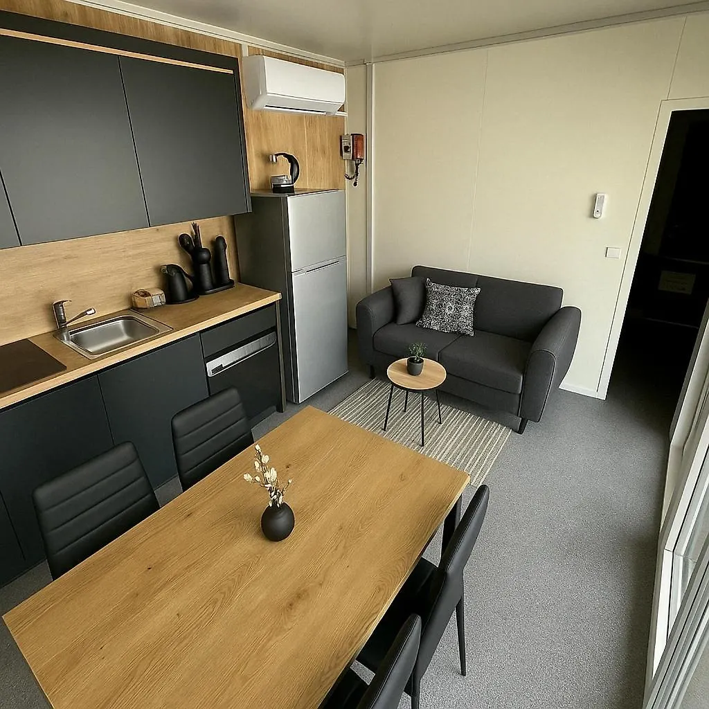 Tj Escape - Mobile Home פאקוסטאן
